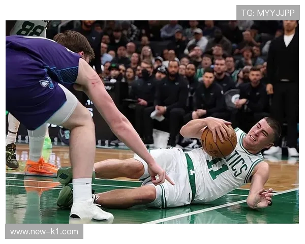 佩顿普里查德无球跑位拉开空间提升替补三分威胁